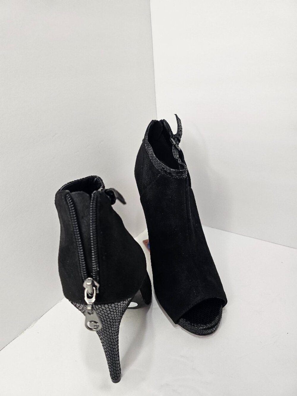 Black suede / 4 inch heel / Size 9 - Stelatos